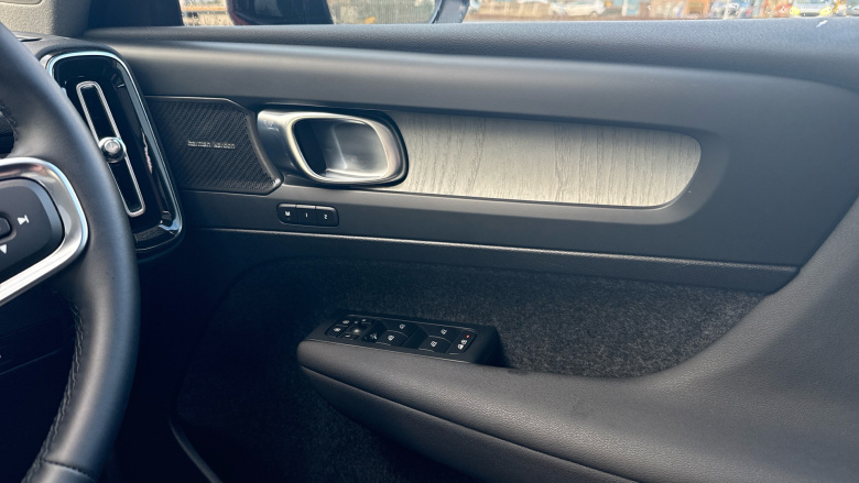 Volvo XC40 2.0 B4P Ultra Dark 5dr Auto Petrol Estate